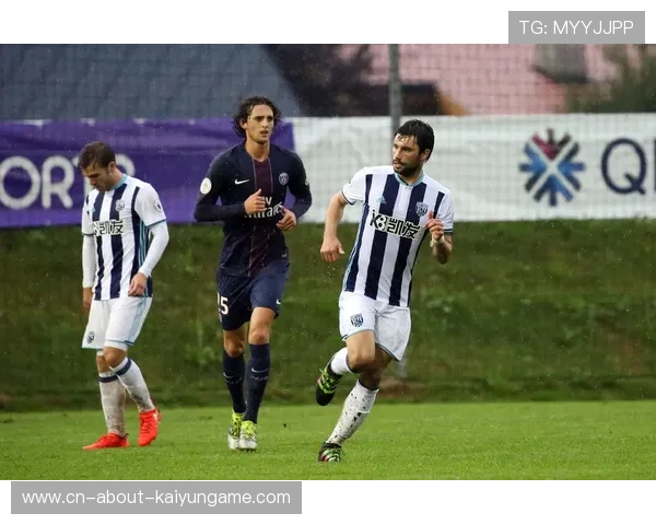 守门员在训练中练习“带球出击+传球发起”现代门将角色