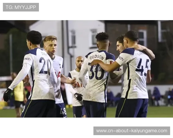 维尼修斯禁区左侧连续摆脱，小角度劲射洞穿对方大门